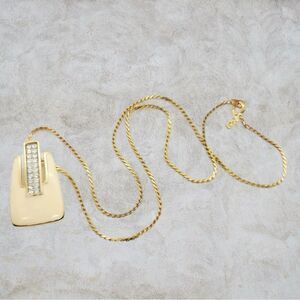 vintage goldtone necklace featuring a vintage rhinestone pendant 18"